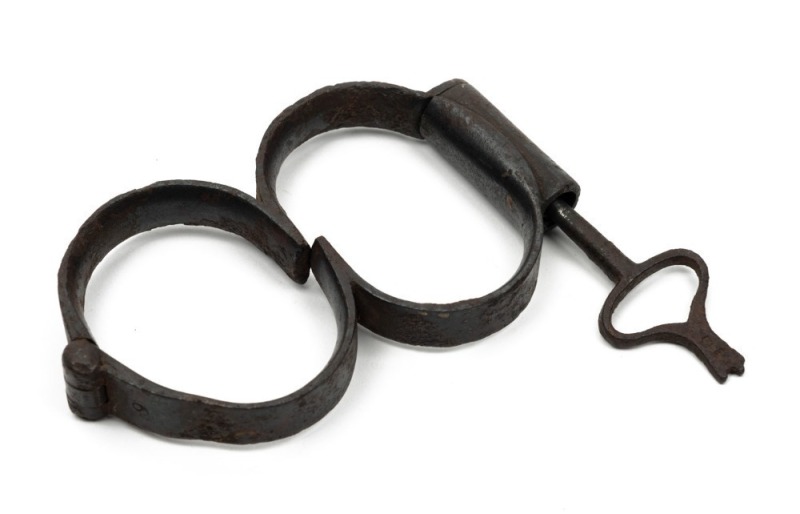  "Plug 8"convict handcuffs with original plug and fluted key, 19th century, ​​​​​​​13.5cm wide