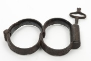  "Plug 8"convict handcuffs with original plug and fluted key, 19th century, ​​​​​​​13.5cm wide - 3