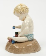 BERYL AULT pottery statue of a child with building blocks, incised "Beryl Ault. No.4. Limited to 25 copies", ​​​​​​​11cm high - 2