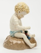 BERYL AULT pottery statue of a child with building blocks, incised "Beryl Ault. No.4. Limited to 25 copies", ​​​​​​​11cm high - 4