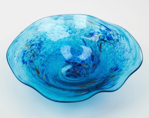 EAMON VEREKER blue Australian art glass bowl, engraved "Eamon Vereker", 10cm high, 29cm wide