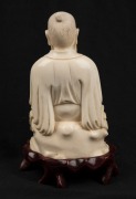 A Chinese carved ivory statue of a seated scholar, with carved wooden stand, 19th/20th century, ​​​​​​​15cm high overall - 3