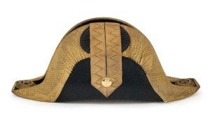 Officer's bicorn hat with embroidered gilt decoration, ​​​​​​​15cm high, 34cm wide.
