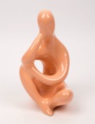 ELLIS "Thinker" peach glazed pottery statue, 25cm high. - 2