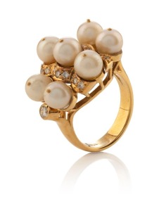 An impressive 18ct yellow gold ring, set with 16 brilliant cut white diamonds and 7 x 5.5mm cultured pearls, stamped "750", ​​​​​​​9.3 grams total