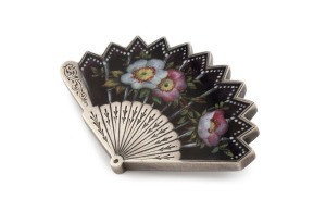 WW1 ANZAC. Fine sterling silver and floral enamel fan-shaped brooch with photo window on reverse and black and white photo portrait of an Anzac soldier, circa 1915, 5.5cm wide