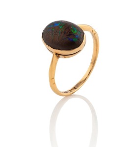 An antique Australian 18ct yellow gold ring, set with a cabochon boulder opal, 19th/20th century, stamped "18ct, TAYLOR(?)", ​​​​​​​2.4 grams