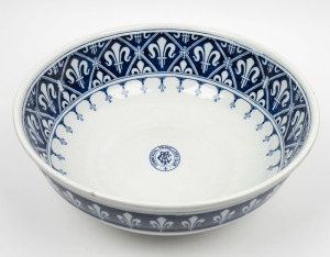COMMERCIAL TRAVELLERS' CLUB antique blue and white porcelain wash basin, 14cm high, 38cm diameter