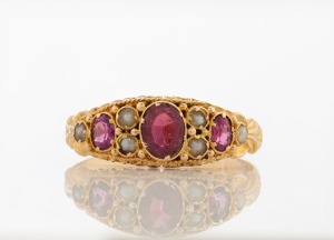 An antique 15ct yellow gold ring, set with garnets and seed pearls, 19th century, 1.9 grams&nbsp;