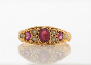 An antique 15ct yellow gold ring, set with garnets and seed pearls, 19th century, 1.9 grams 