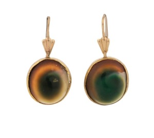 A pair of Australian opeculum shell earrings, set in yellow gold, 19th/20th century, 3cm high