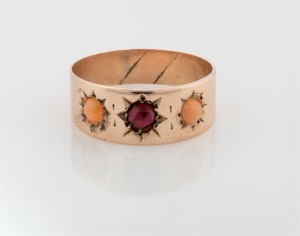 WILLIS & SONS of Melbourne 9ct yellow gold ring, set with a garnet flanked by cabochon coral specimens, 19th century, stamped "9.W." with unicorn mark, 2.7 grams