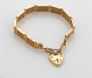 An antique gate-link bracelet with heart lock, early 20th century, stamped "375, M.G.& S. 9", ​​​​​​​26.5 grams