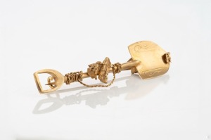 A gold miner's brooch, spade entwined with rope and gold nugget specimens, 5.5cm wide, 3.1 grams