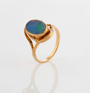 A vintage 9ct gold ring, set with an opal, early 20th century, ​​​​​​​2.3 grams