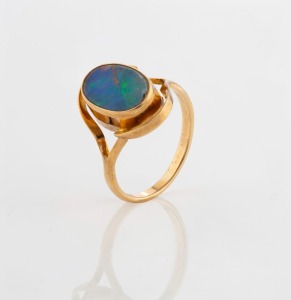 A vintage 9ct gold ring, set with an opal, early 20th century, 2.3 grams