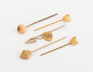 STICK PINS group of five yellow gold examples including Tasmania maps, "DINNA FORGET" wishbone, and a diamond set example, 19th century, ​​​​​​​6.4 grams total