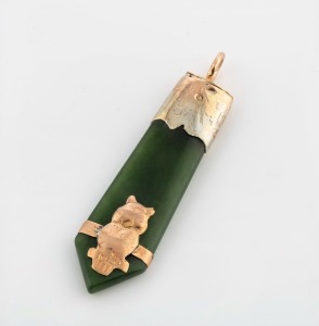 An antique New Zealand greenstone pendant with gold mount adorned with owl, 19th century, ​​​​​​​5.5cm high