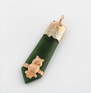 An antique New Zealand greenstone pendant with gold mount adorned with owl, 19th century, 5.5cm high