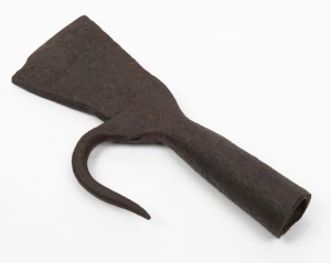 An antique barbed flensing blade with spade tip, 19th century, 23cm long