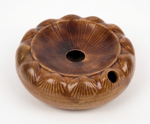 LITHGOW POTTERY brown glaze spittoon with shell decoration, 19th/20th century, stamped "LITHGOW", with additional kangaroo mark, 6.5cm high, 19.5cm diameter