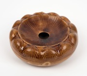 LITHGOW&nbsp;POTTERY brown glaze&nbsp;spittoon with shell decoration, 19th/20th century, stamped "LITHGOW", with additional kangaroo mark, 6.5cm high, 19.5cm diameter - 2