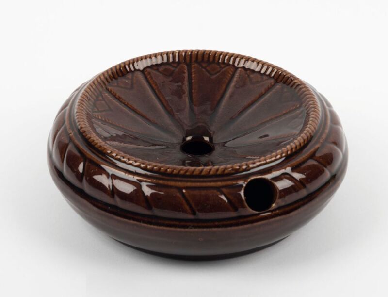 BENDIGO POTTERY spittoon with brown Rockingham glaze, 19th century, 7cm high, 18cm wide