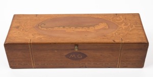 New Zealand folk art box with marquetry Taniwha top and ownership monogram "M. G.", 19th/20th century, 9cm high, 33cm wide, 12cm deep