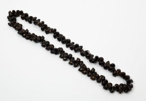 A vintage shell bead necklace, 78cm long