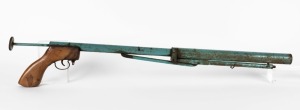 A vintage line-throwing gun, stamped "Ratemingan", 20th century, 101cm long