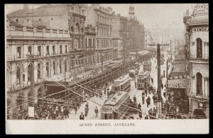 NEW ZEALAND: AUCKLAND EXHIBITION POSTAL CARD - ONE PENNY RED with VIEW IN PURPLE-BROWN: Samuel #AB4a(g) "QUEEN STREET, AUCKLAND" (bustling street scene with trams), very fine unused.