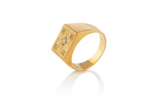 An 18ct gold ring adorned with five brilliant cut white diamonds, stamped "18ct, A.P.", ​​​​​​​13.4 grams total