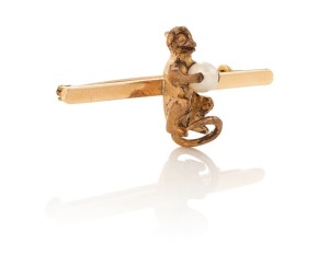 An antique 15ct gold monkey brooch with pearl, early 20th century, stamped "15ct" with marker's mark (illegible), 4.5cm wide, 6.5 grams