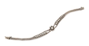 An 18ct white gold bracelet with brilliant cut white diamond floret setting flanked by a row of seven diamonds on each side, stamped "750", 17cm long, 15.5 grams