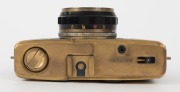 OLYMPUS: Olympus Trip 35 Gold viewfinder camera [#4235472], circa 1981, with integrated Zuiko 40mm f2.8 lens. - 4