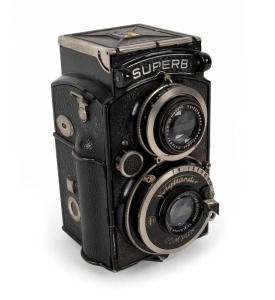 VOIGTLÄNDER: 1934 Superb TLR camera [#599375], with Heliar 75mm f3.5 [#995568] lens and Compur shutter.