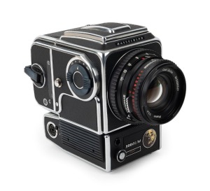 HASSELBLAD: 1979 Hasselblad 500EL/M '10 Years on the Moon' limited-edition medium-format SLR camera [#UR 1313243] in black and chrome, with Planar 80mm f2.8 lens [#5909527] and Synchro-Compur shutter, together with front lens cap and power cable. Presente