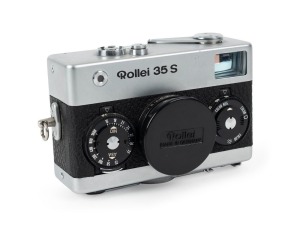 FRANKE & HEIDECKE: Rollei 35S compact camera, circa 1974, with Sonnar 40mm f2.8 lens [#2576984] and plastic front lens cap.