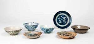 One blue and white plate, two small dishes and four bowls, late Ming, Kangxi and later, largest plate 15.8cm diameter, smallest bowl 11.8cm diameter