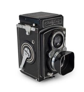 FRANKE & HEIDECKE: Rare Chinese-market version Rolleiflex Automat I TLR camera [#795061], circa 1938, with Tessar 75mm f3.5 lens [#2331661] and Compur-Rapid shutter, with metal lens hood. Bears an inscription in Chinese characters on the focus knob.