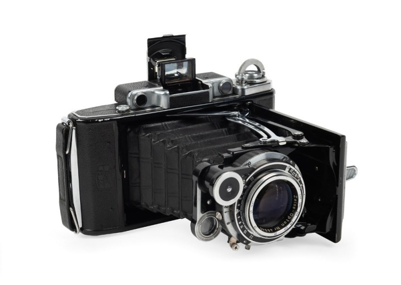 ZEISS IKON: Super Ikonta C 531/2 vertical-folding camera [#R 7283], circa 1950, with Tessar 105mm f3.5 lens [#46045].