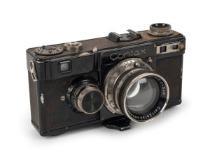 ZEISS IKON: Contax Ie rangefinder camera [#Y.16582], circa 1934, with Sonnar 50mm f2 lens [#1454755]. Bears a small brass plate on the rear identifying the original dealership as 'HAFA Hatschek és farkas Budapest'.