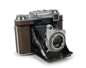 ZEISS IKON: Super Ikonta BX 533/16 horizontal-folding camera [#O 34764], circa 1952, with Opton Tessar 80mm f2.8 lens [#649438] and Synchro-Compur shutter.