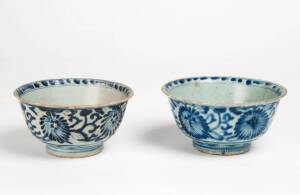 Two blue and white bowls with stylised flowers on the outside and the inside, late Ming Dynasty, 17th century, 14.3 and 15.2cm diameter