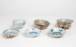 Five Chinese shipwreck blue and white bowls and a dish, 17th/18th century, largest 13.2cm diameter