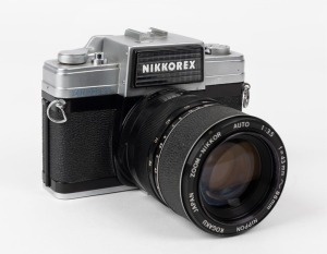 NIPPON KOGAKU: Nikkorex Zoom 35 SLR camera [#273082], circa 1962, with Zoom-Nikkor-S 43mm f3.5 lens. The first still camera with a non-interchangeable zoom lens.