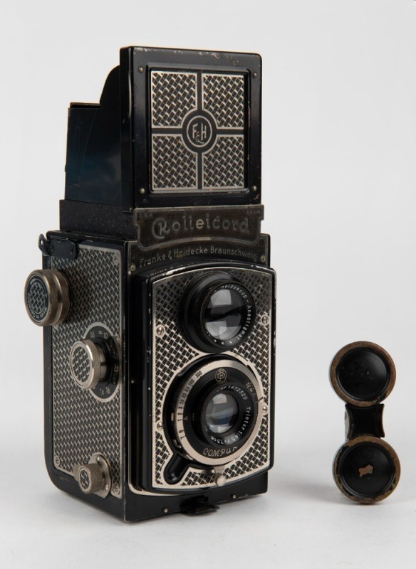 FRANKE & HEIDECKE: Rolleicord I TLR camera with Art-deco nickel-plated exterior [#012509], circa 1933, with Triotar 75mm f4.5 lens [#1472320] and Compur shutter, and metal lens cap.