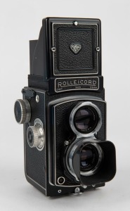 FRANKE & HEIDECKE: Rolleicord IV TLR camera [#1349710], circa 1953, with Xenar 75mm f3.5 lens [#3458007] and Synchro-Compur shutter, with metal lens hood.