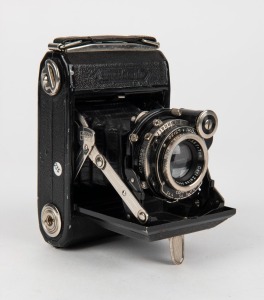 ZEISS IKON: Super Ikonta 530A vertical-folding camera, circa 1936, with Tessar 70mm f3.5 lens [#1737959].