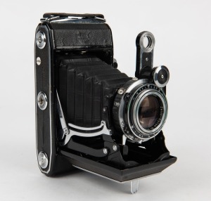 ZEISS IKON: Super Ikonta C 531/2 vertical-folding camera [#P 10820], circa 1950, with Tessar 105mm f3.5 lens [#87064].